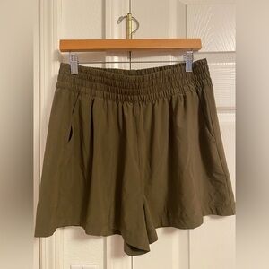 Vuori Villa Shorts Size Large